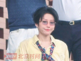 刘雨昕转场间隙与粉丝热情挥手