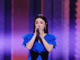 阚清子在表演《遗憾》时，哪些细节被观众认为是在共情个人经历？