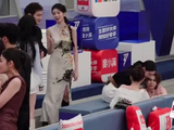 王濛不满浪姐淘汰结果甩开李小冉拒绝起立