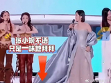 谢娜过去在《乘风破浪的姐姐》中是否也曾被踩过裙子？