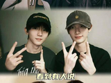 世界期待我们针锋相对，我们却携手共赴深情厚谊