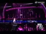 谢娜浪姐舞台裙子再被踩，演唱一半一半巧合再现