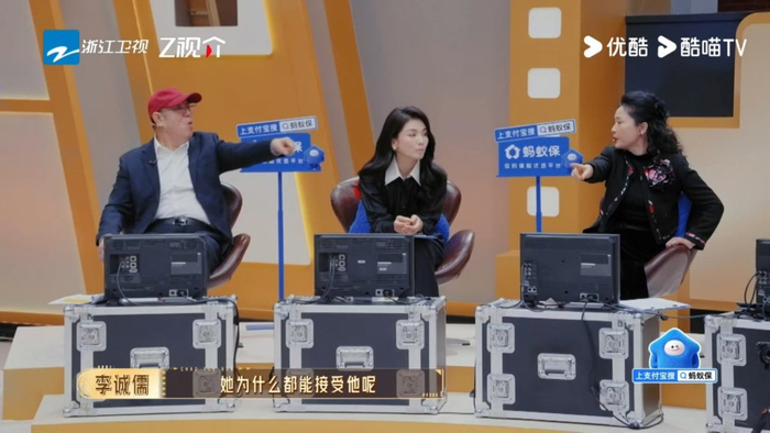 李诚儒和何赛飞为学员表演争执