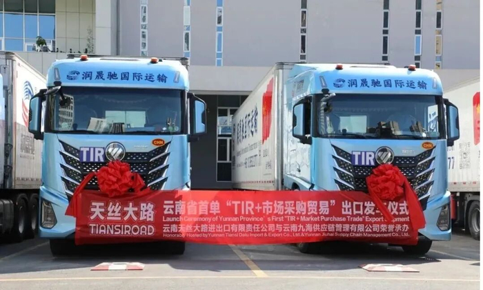 鲜花运输车发车。官渡区商务投资促进局 供图