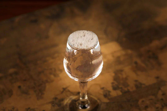 饮酒解惑 | 为什么酱酒第一口有些辣,然后越喝越顺口?_酒精_口腔_物质|酱香|后续|风味|第一次接触|适应性_新浪新闻