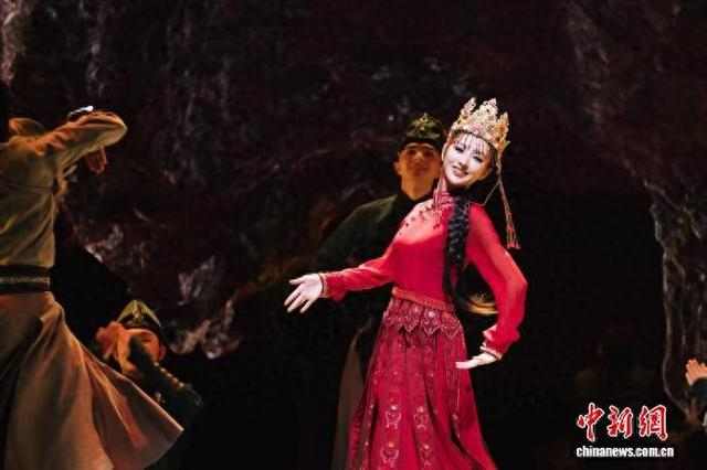 佟丽娅领衔主演舞蹈诗剧《在远方·在这里》剧照。山西大剧院 供图