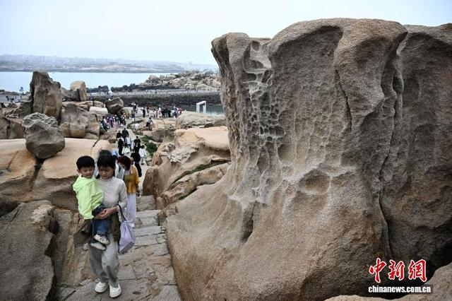 4月11日，游客在福建平潭68海里景区参观游玩。中新社记者 张斌 摄