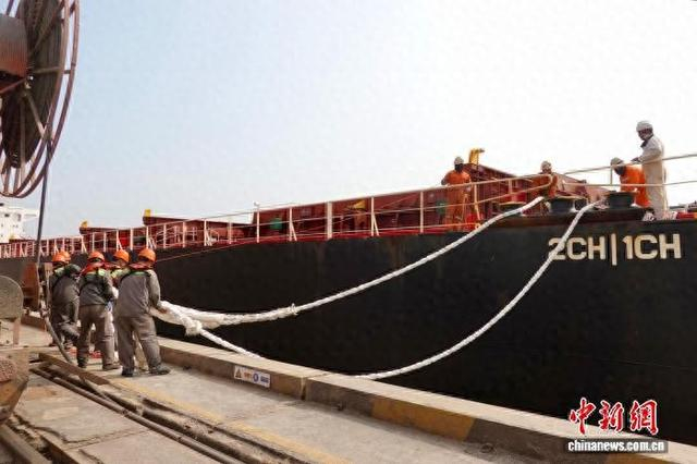 近日，码头工人与船员协作靠泊系缆。刘子琳 摄