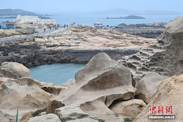 4月11日，游客在福建平潭68海里景区参观游玩。中新社记者 张斌 摄