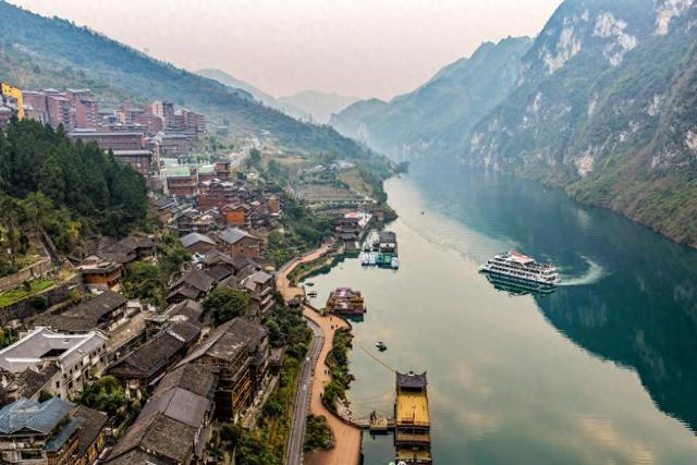 这是1月16日拍摄的位于重庆市酉阳土家族苗族自治县的乌江·龚滩旅游度假区景色（无人机照片）。新华社记者 唐奕 摄