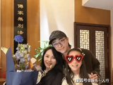 伊能静58岁全家合照，女儿攒零花钱买金子，儿子写卡片承诺当依靠，一家四口好幸福