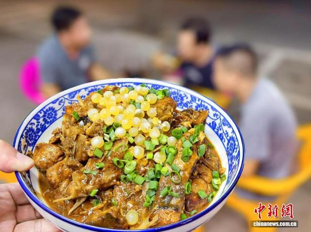 4月8日，广东台山市，台城一家食肆推出带“鱼蛋”的焖赤鱼。李晓春 摄