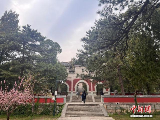 游客前往北京碧云寺孙中山先生衣冠冢瞻仰。 中新社记者 吕少威 摄