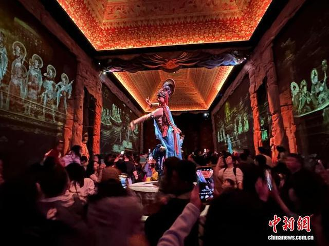 2026年2月春节期间，全球首部洞窟式沉浸体验剧《乐动敦煌》迎来观演高峰。丁思 摄