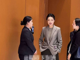网友偶遇56岁周涛现身活动，穿西装优雅大气状态超好