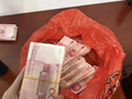 女子鬼鬼祟祟捡起墙角的塑料袋，便衣民警冲了出来，袋里竟藏着10万元现金！