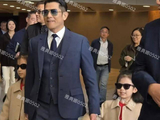 郭富城三胎女儿出生后，首次带着老婆方媛和两个女儿一起现身马场