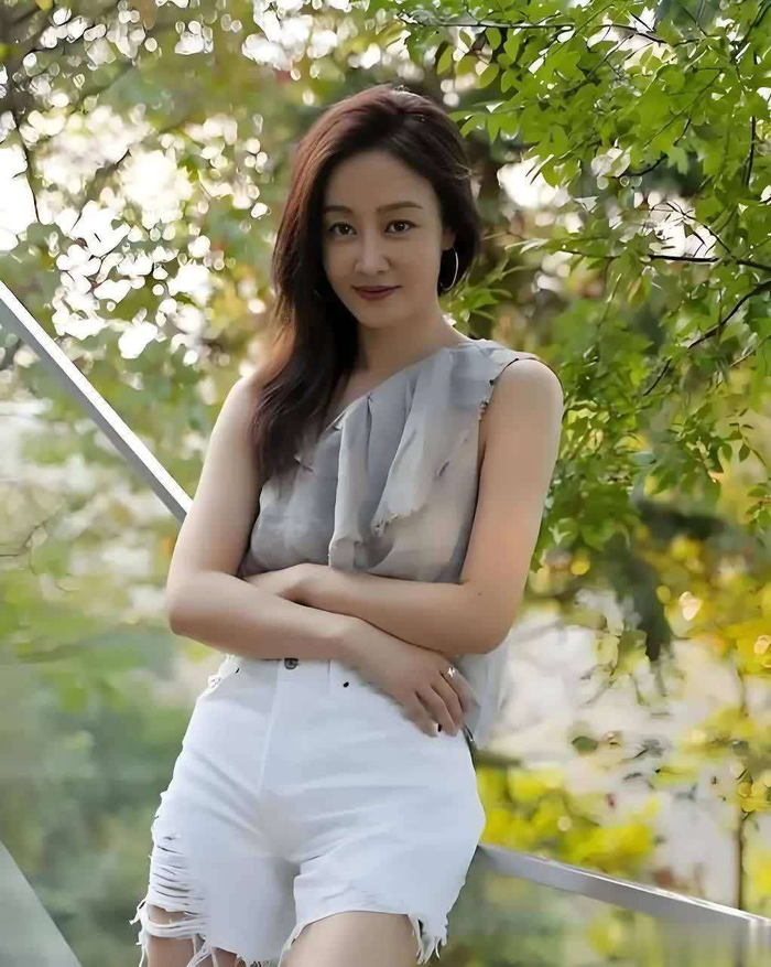 有人说，赵子琪是人生赢家，赢在坚守事业，赢在婚姻圆满，赢在自我清醒。其实，真正的人生赢家，从来不是拥有多少名利，而是能在岁月沉淀中守住自己的热爱，拥有安稳的家庭，活成自己喜欢的模样。而如今的赵子琪，正是这样的人。在平凡的日子里，她收获着属于自己的幸福与圆满，也用经历证明了：唯有坚守与热爱，才能不负时光，不负自己。