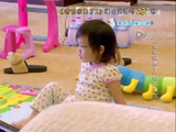 甜馨让贾乃亮闻脚，轮到她闻爸爸的，扭头就走：你脚臭！