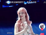 黄霄雲在不同场次演唱《人鱼之歌》有哪些不同的创新？