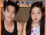 何与给虞书欣递生日蛋糕，蜡烛突然熄灭了！