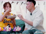 张嘉倪被包贝尔喊醒，谁注意到她的第一件事？网友：买超吃得消？