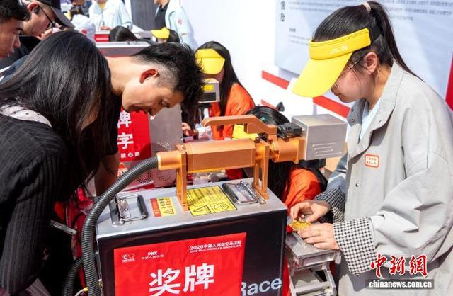图为比赛现场，选手正在领取奖牌。中新社记者 韩冰 摄