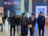 郑钧机场送儿子上学，15岁Jagger长得和爸爸一样高，帅气十足!_新闻