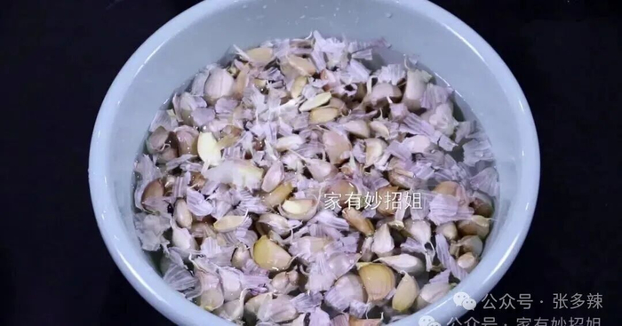 大蒜别再用手剥了,只需一个瓶盖轻松搞定,1分钟快速去皮不费劲|蒜皮|蒜瓣|腌蒜|手指|指甲_新浪新闻