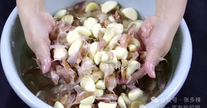 大蒜别再用手剥了,只需一个瓶盖轻松搞定,1分钟快速去皮不费劲|蒜皮|蒜瓣|腌蒜|手指|指甲_新浪新闻