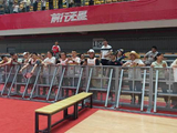 哈哈哈哈哈，喊完加油还能喊球员：哎，打个招呼