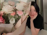 许老三在母亲节卡片上写的“恭喜你回归工作”具体有什么含义？