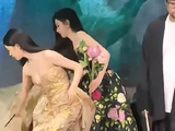 林允行走时因长裙不便，宋祖儿主动弯腰为其整理拖地裙摆