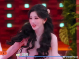 人生有几个唯一啊，凯哥听完拼老命了！ 一个半蹲搂腰，一个搂脖