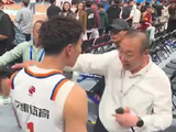 CBA京沪战后李添荣与球迷互动遭阻引发争执