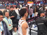 CBA安保这么严格吗？赛后球员和球迷击掌互动下都不行