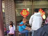 网友逛街偶遇吴克群，称其帅气逼人