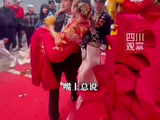张若宇红着眼眶抱妹妹出嫁