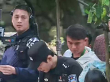 敢徒手抓蛇的胆子，却愿意为她弯腰系鞋带，细节里全是宠溺