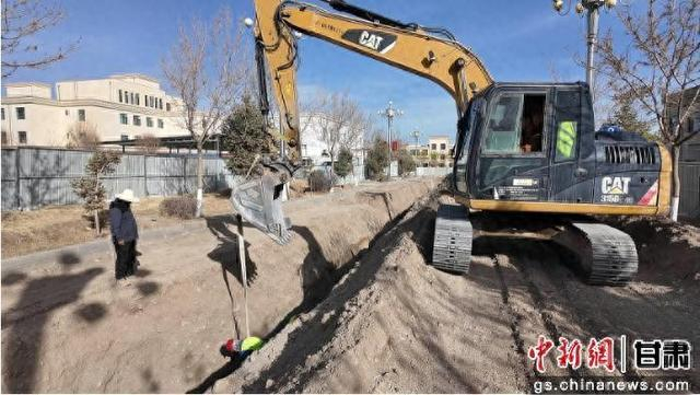 图为肃北县抢抓工期，全力推进城市排水防涝及雨污分流地下管网设施建设项目。 肃北县委宣传部供图