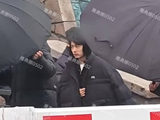 肖战东北拍戏被冻得呲牙咧嘴，依然一脸笑容难掩帅气，少年感满满