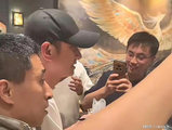 东边不亮西边亮！面馆火爆，顾客凌晨4点排队，文章给员工大红包