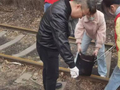 哈市香坊区民生路街道文景社区开展铁路沿线漂浮物清理志愿行动
