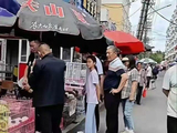 贾乃亮带甜馨回东北看爷爷奶奶，祖孙三人逛菜市，甜馨身高惊人