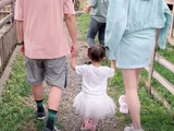 郑恺带妻女去农场游玩,全程抱娃十分贴心,被老婆撒娇宠溺搀扶