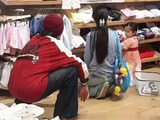 向佐郭碧婷一家六口新加坡逛街，豪门生活接地气引热议