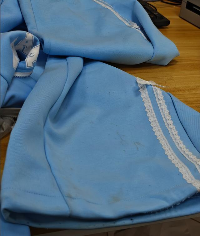 ▲顾客退回的衣服 受访者供图 
