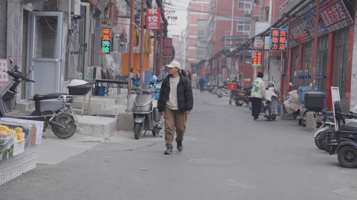 王晚在居住的“外卖村” 于辛庄溜达。新京报记者 吴瑜 摄 