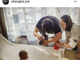 郑恺晒全家福庆祝女儿百天 女儿侧脸圆润可爱