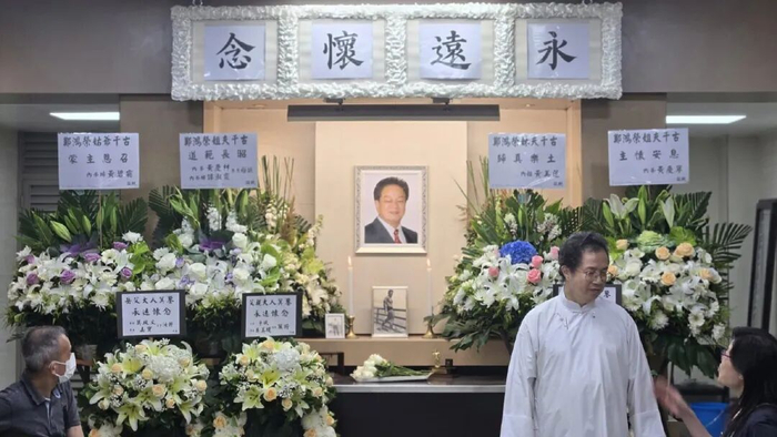 4月12日，香港资深演员郑雷设灵仪式于香港殡仪馆举行。